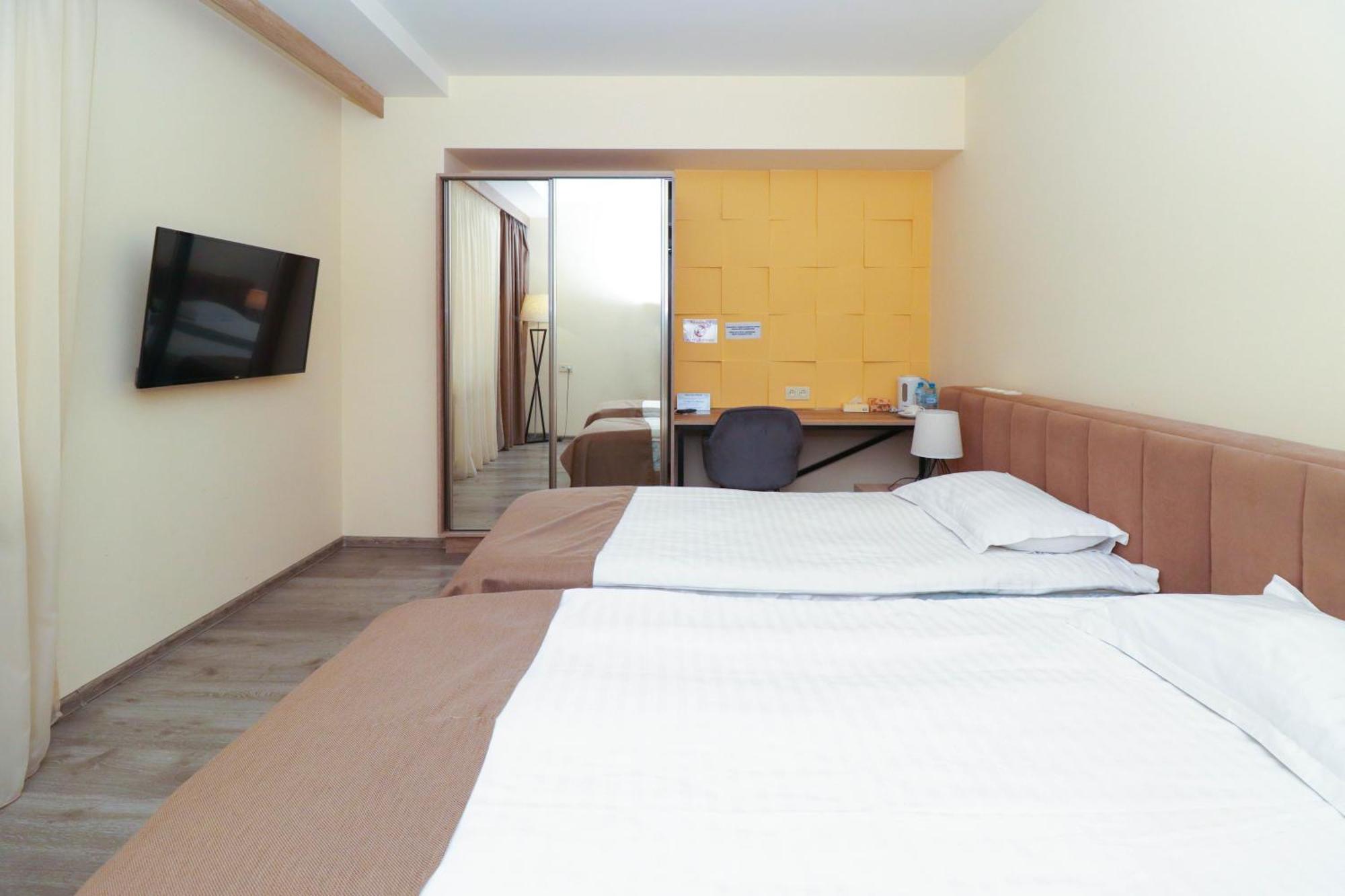 Mandarin Hotel Yerevan Exterior photo