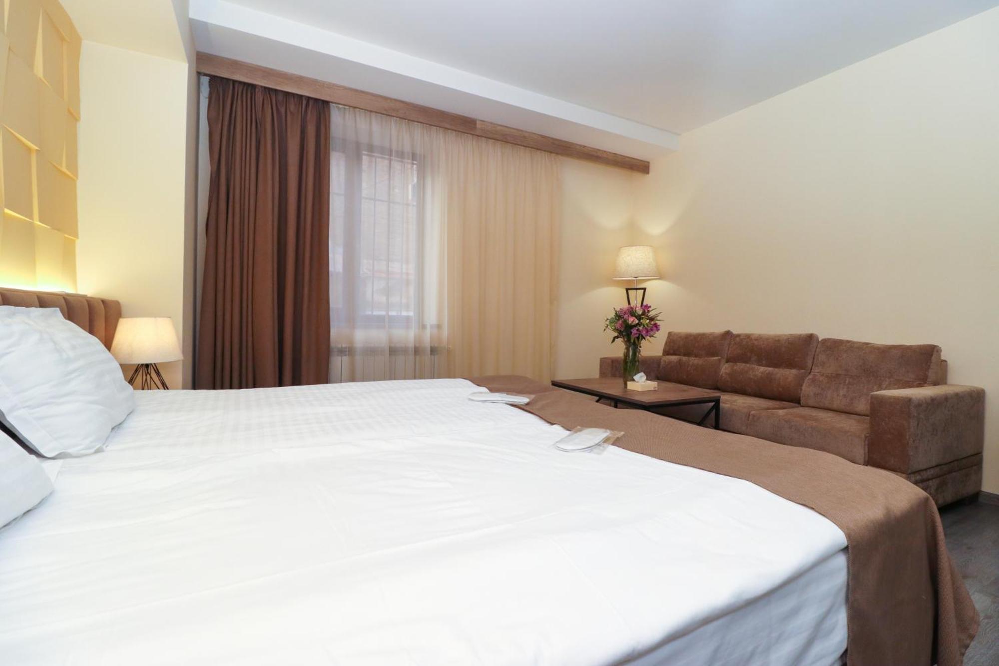 Mandarin Hotel Yerevan Exterior photo