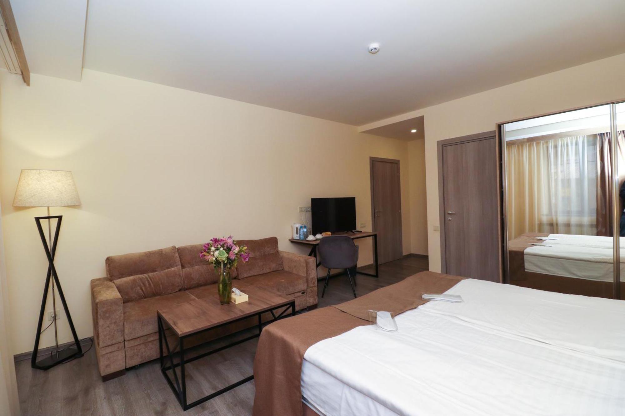 Mandarin Hotel Yerevan Exterior photo