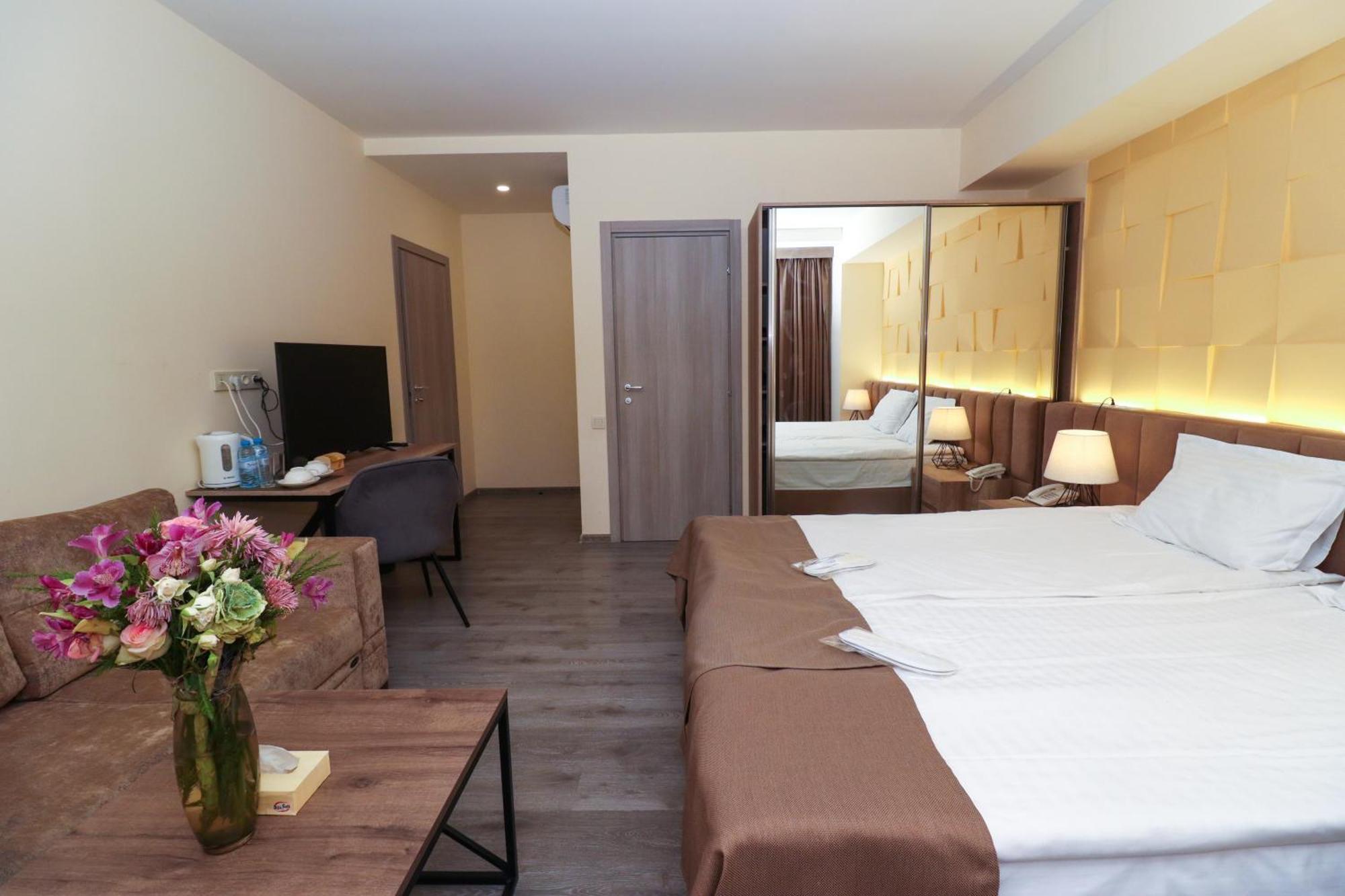 Mandarin Hotel Yerevan Exterior photo
